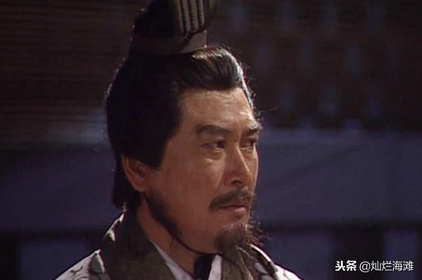 关羽放曹操走华容道后面对诸葛亮,曹操从华容道逃跑完整视频