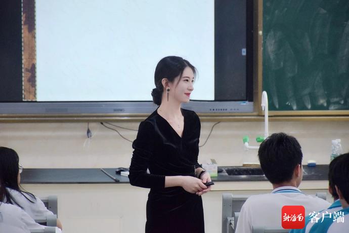 学识加成美得自然真实！温大老师像吴彦祖张震，思政老师撞脸Lisa