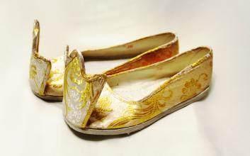 古人的鞋头为什么要翘起来,古人鞋子的头怎么是翘起来的