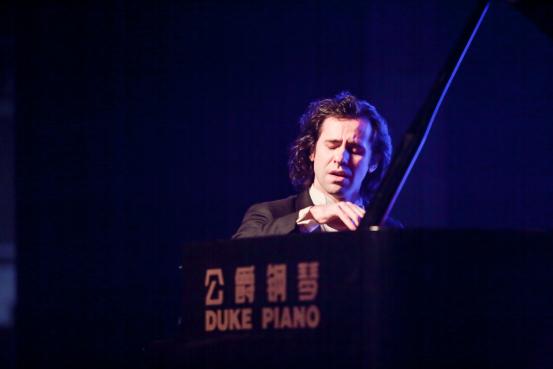 钢琴王子携手公爵钢琴精湛演出震撼中国