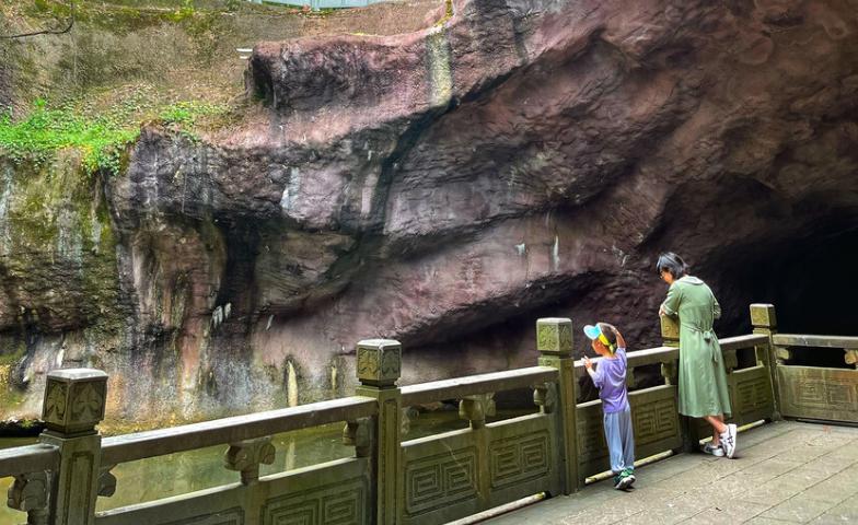 杭州发现神秘水潭,浙江发现神秘池塘水底现神秘宫殿