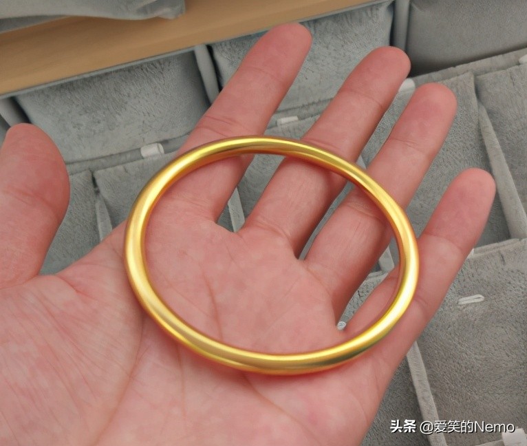 结婚给女方买的三金离婚时怎么算,结婚买三金一般是男方还是女方买