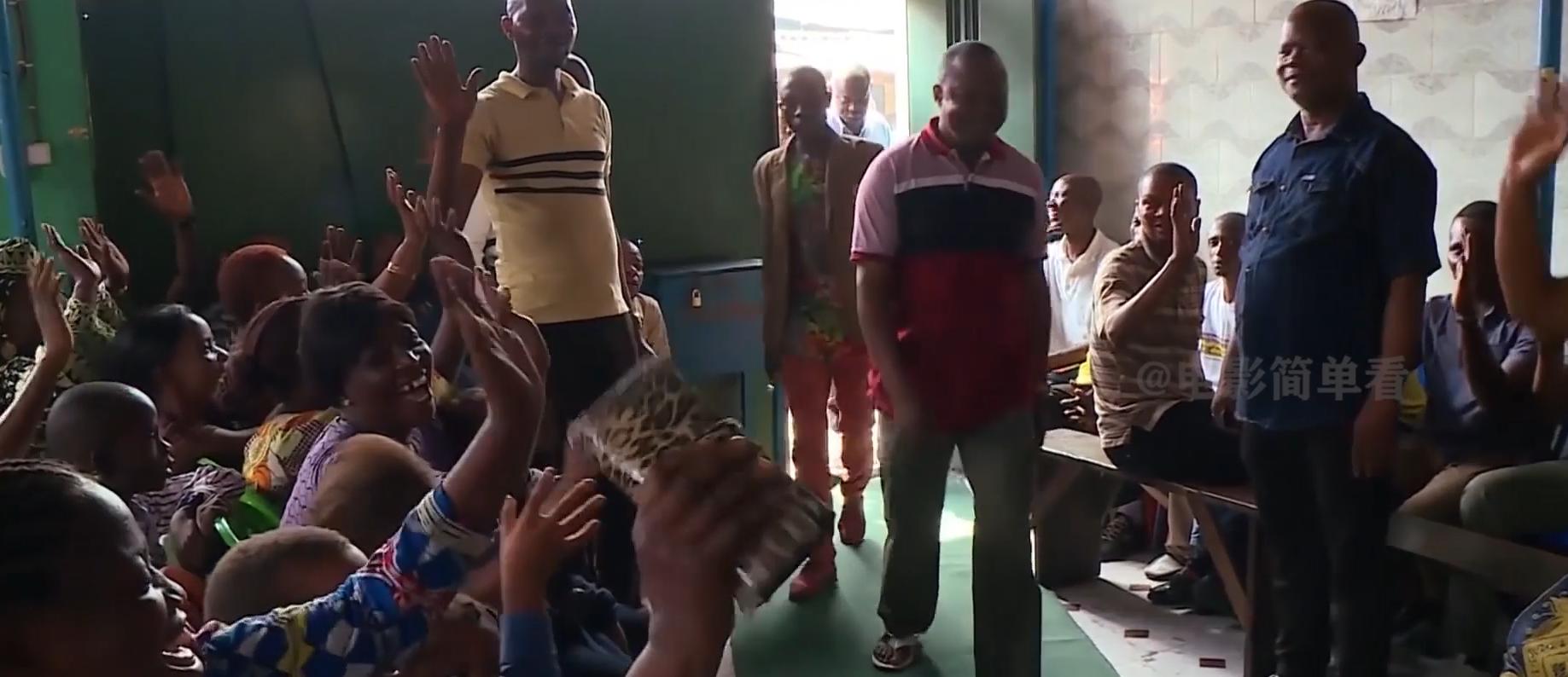 非洲“神医”，把柠檬汁兑汽油当药卖，100一瓶一年狂赚几千万