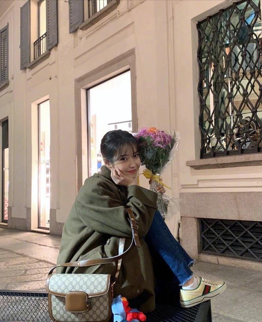 IU李智恩现身米兰,身穿军绿色风衣,是印象中的初恋脸没错了