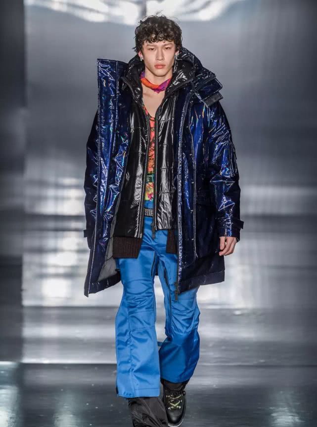 把裤子穿在肚脐上面会怎么样,把裤子扎进腰里的穿搭