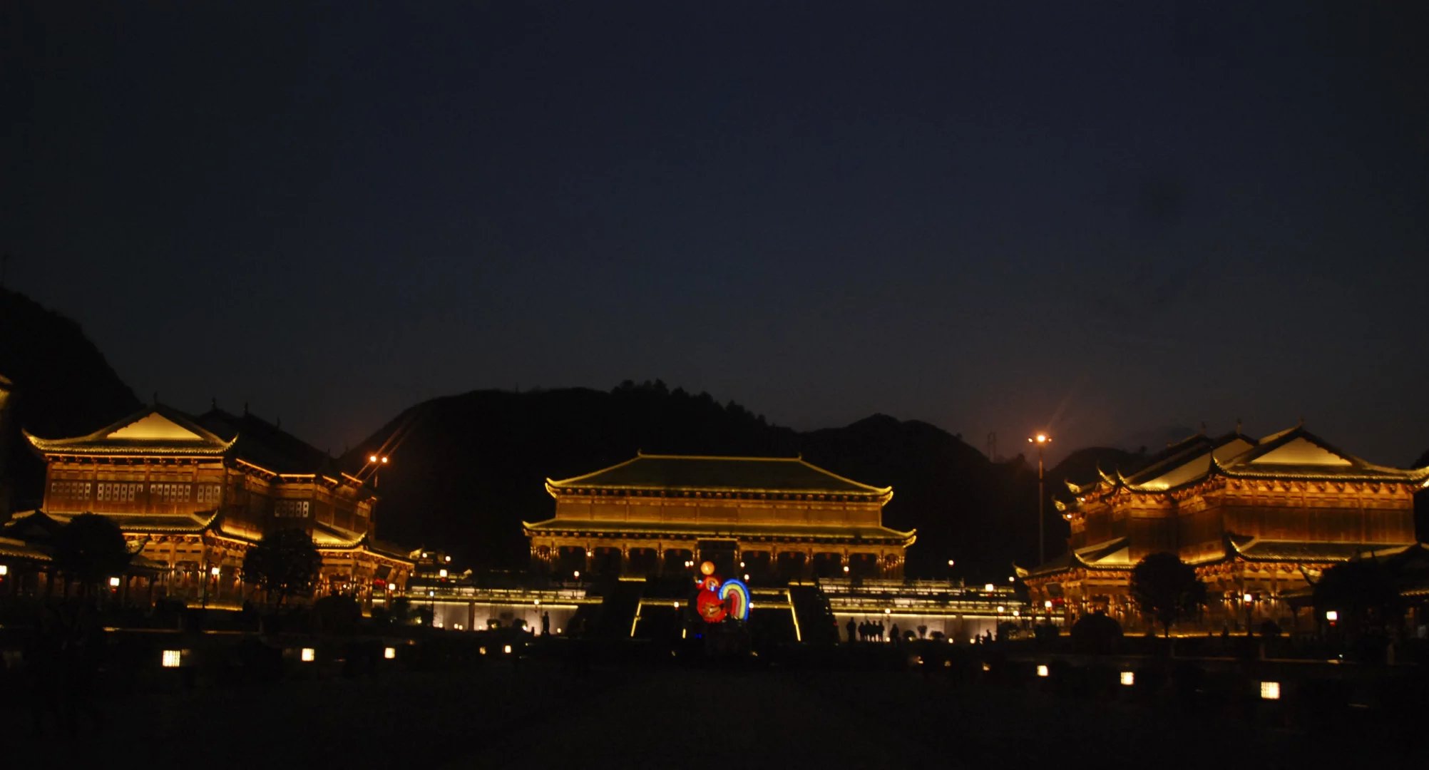 80岁老爷爷的眼睛,80年代的年轻人眼里全是光