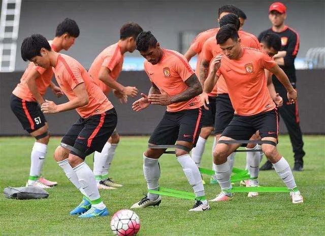 别睡啦,快醒醒,起来看中超啦