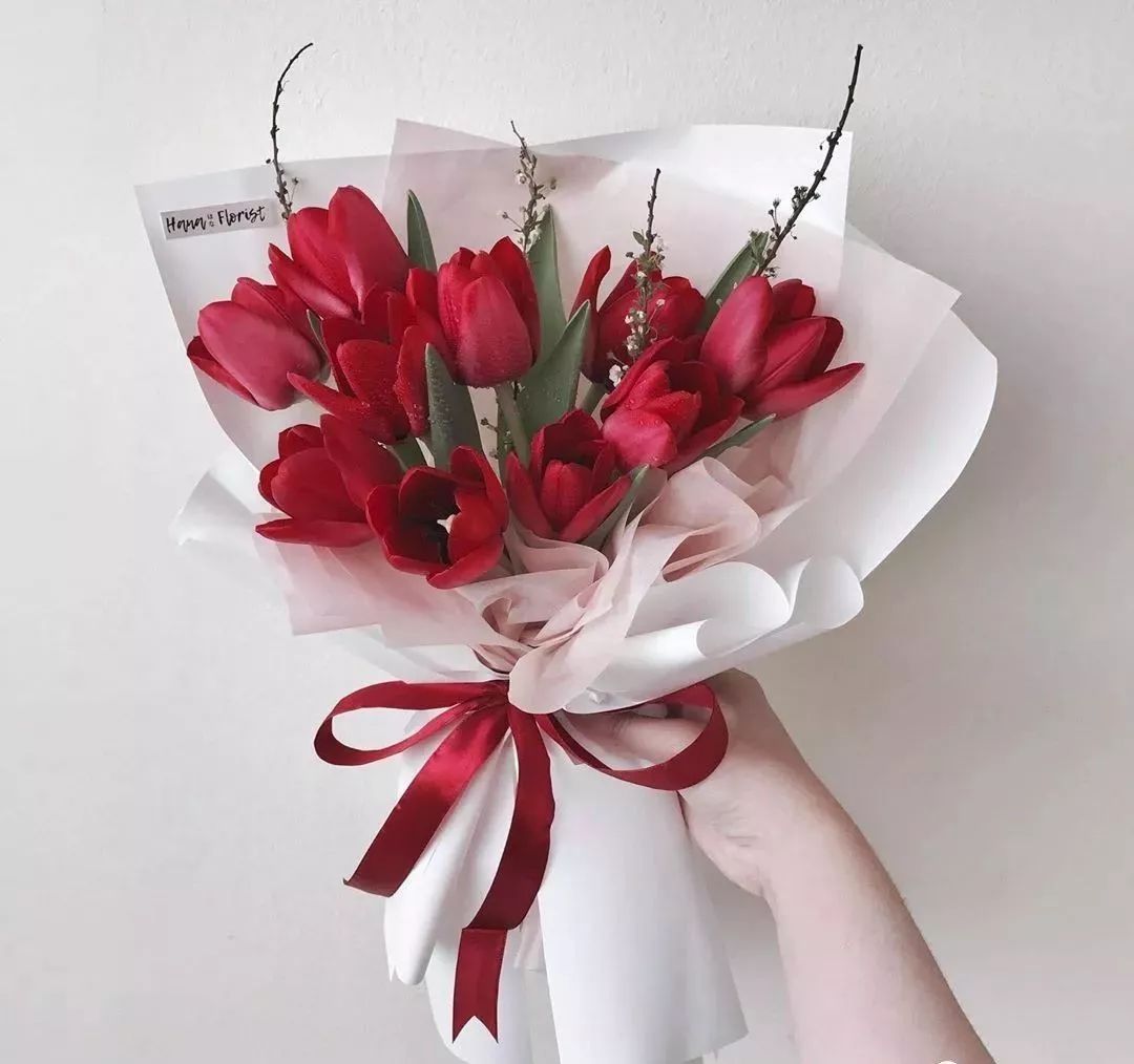 鲜花店日常换水整理花材,花要不要经常换水