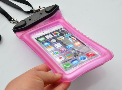 苹果手机掉入河中八个月被成功找回，网友却纷纷求购防水袋？