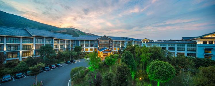 度假吃喝玩一体的温泉酒店,新兴天露山温泉养生度假酒店