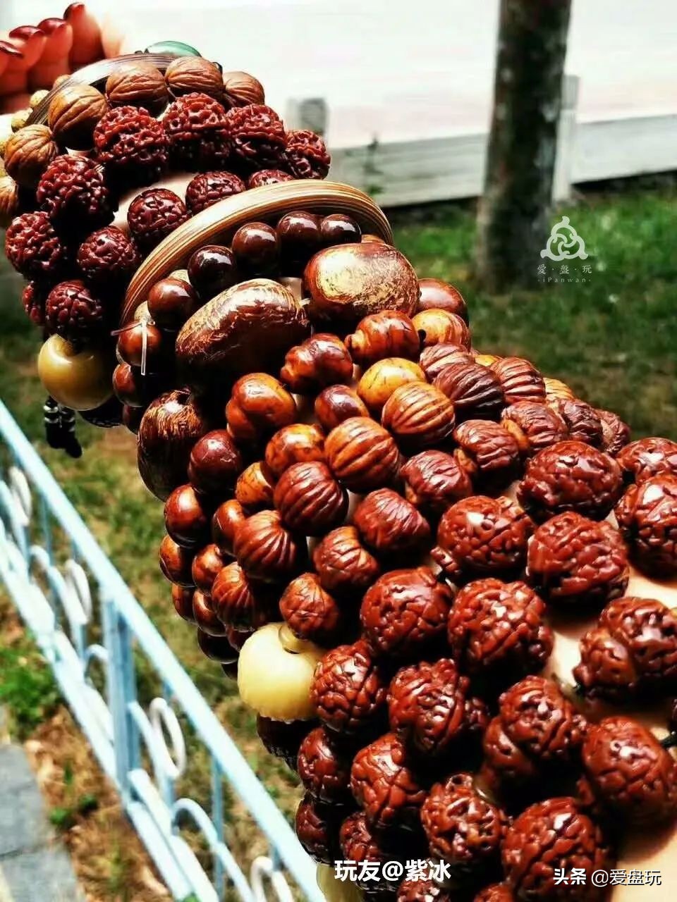 玩了五六百条手串，每天麒麟臂上班，这女子玩串牛气