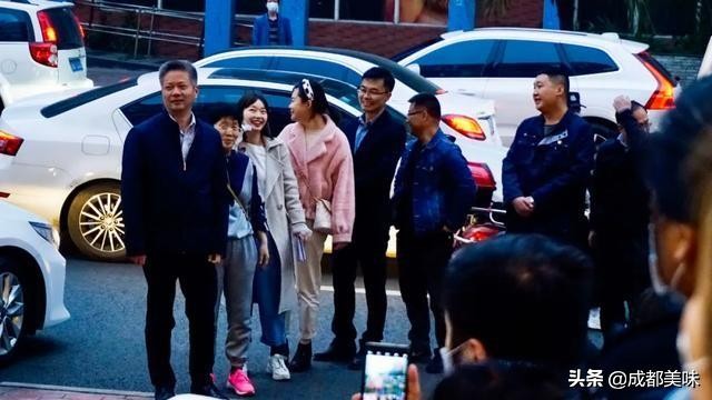 “火锅慰英天使，美酒敬英雄”，吴铭怀旧火锅欢迎英雄回家！