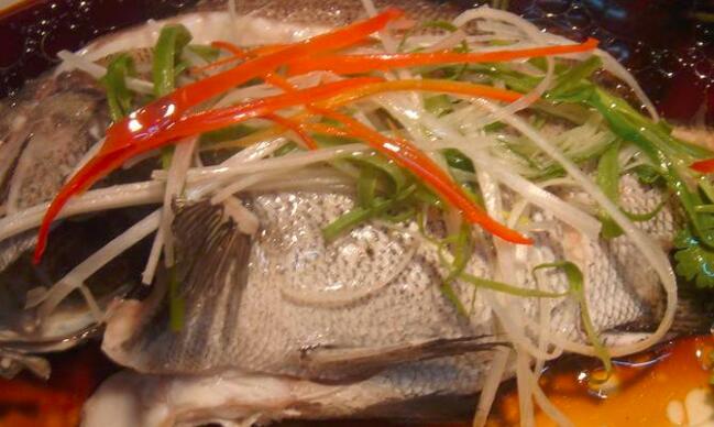 清蒸鱼怎么做好吃？从挑选到火候，全烹饪技巧介绍