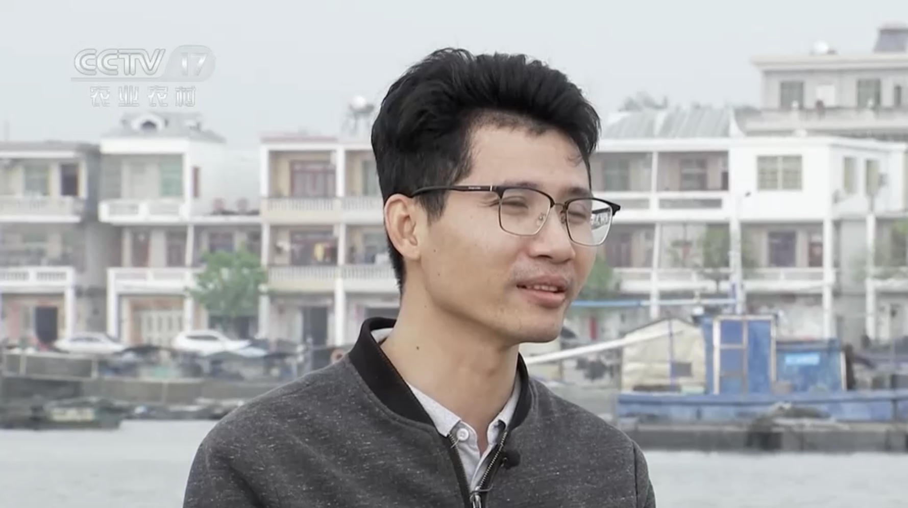 高中毕业的海南小伙,放弃60万年薪,回乡卖鱼干,年赚500万