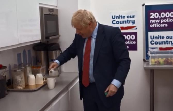 英国首相鲍里斯拍视频晒生活不料泡茶小细节遭群嘲