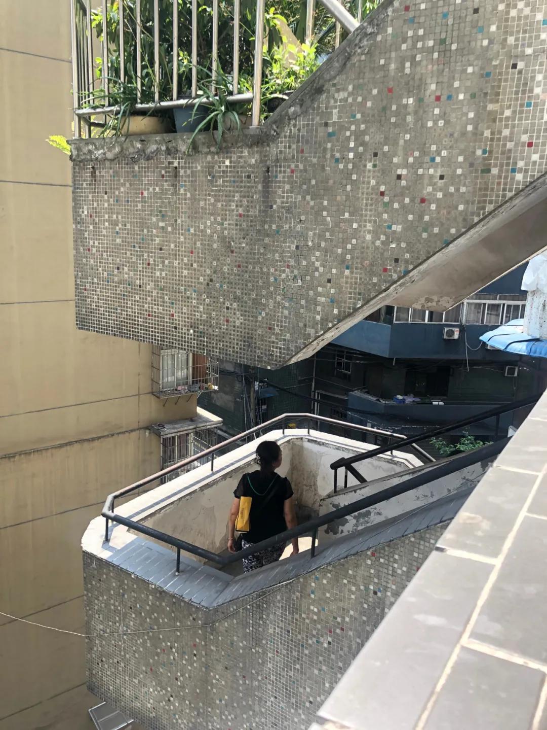 重庆这个24层没有电梯的高楼！直逼40℃的天气仍然有人前来打卡