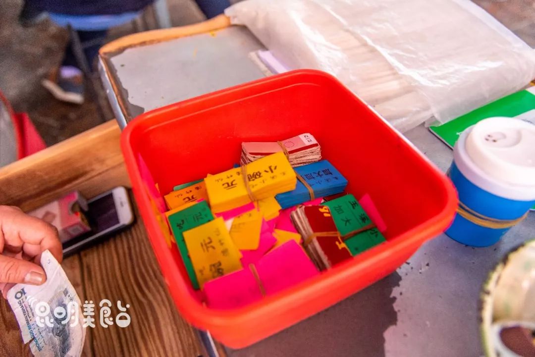 昆明330天都在排队的卤面馆，不收钱收饭票，只卖到下午2点