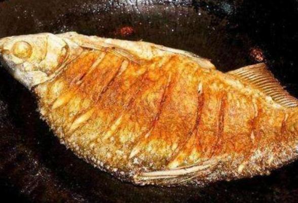 煎鱼总粘锅,别再怨锅了,大厨教你3个技巧,不粘锅不破皮,管用