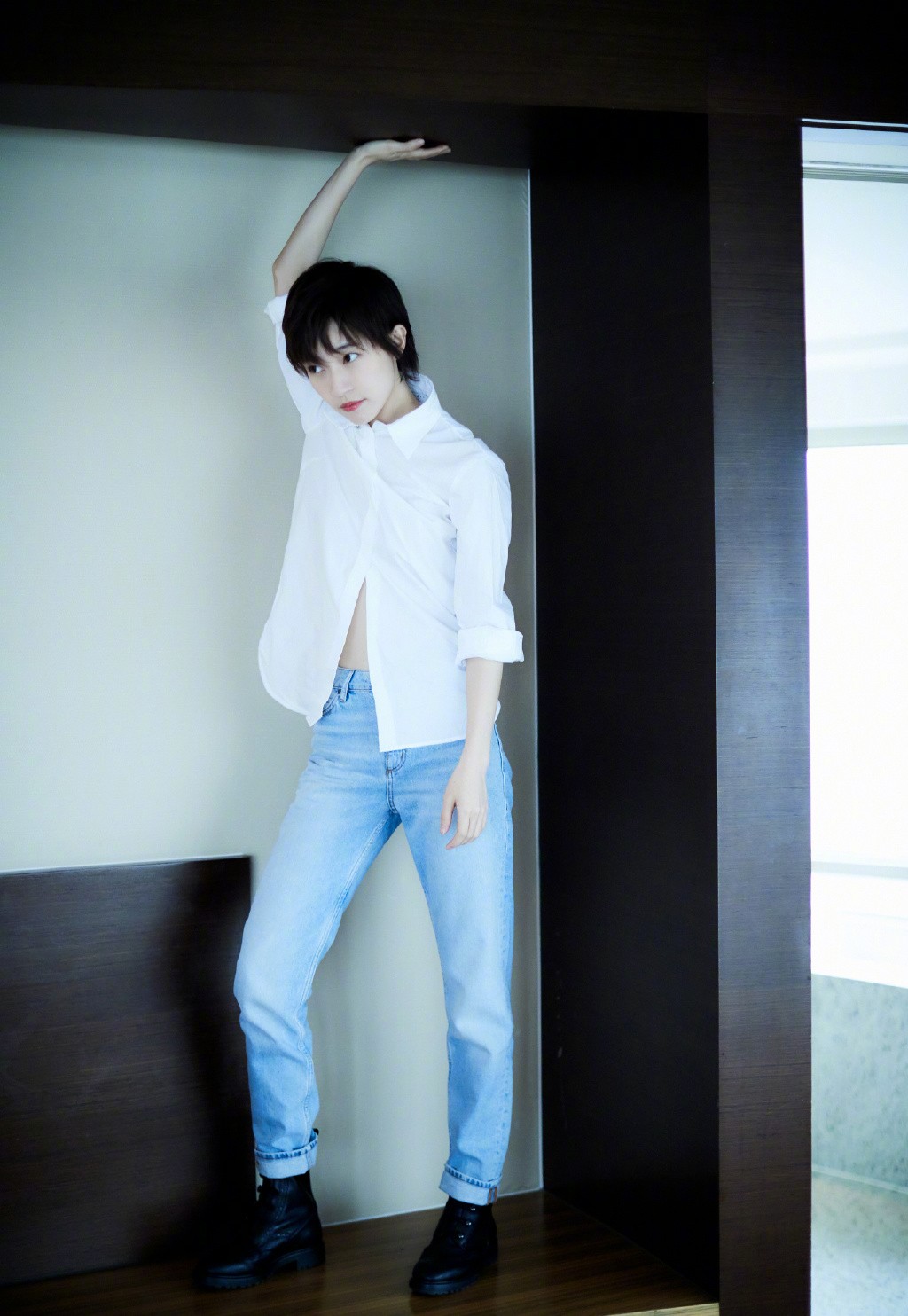 焦俊艳穿薄款牛仔裤,焦俊艳叠穿牛仔衣