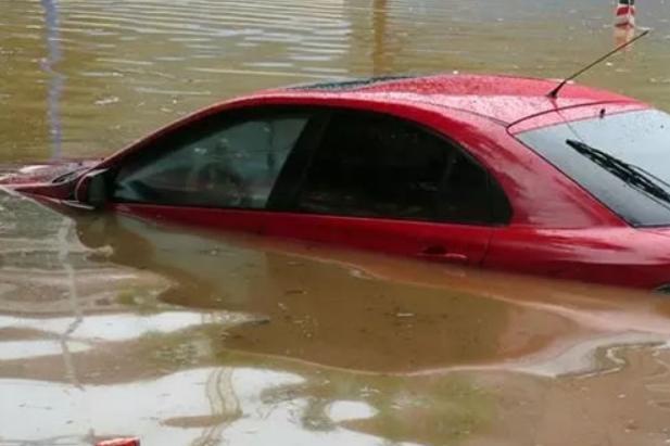 暴雨造成汽车报废保险公司赔偿吗,暴雨过后报废车
