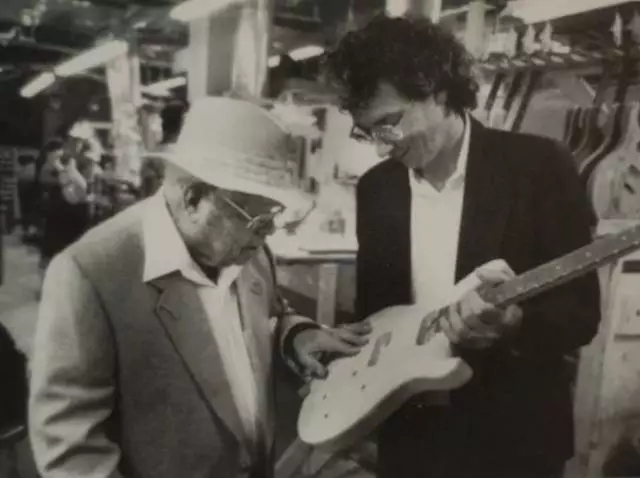 做不成伟大的吉他手，他索性做出世界上最棒的吉他