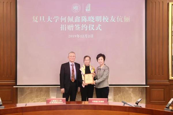 夫妻乘地铁回母校捐了一个亿视频,夫妇回母校捐1亿