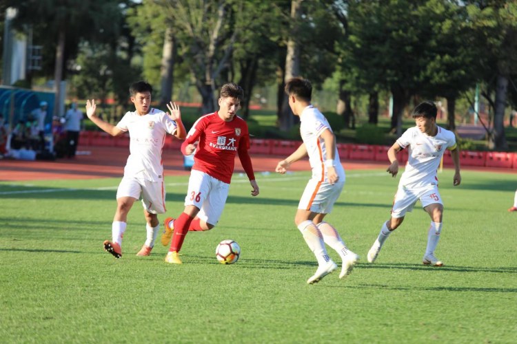 许家印谈恒大足球发展战略,许家印强力引援冲击八连冠