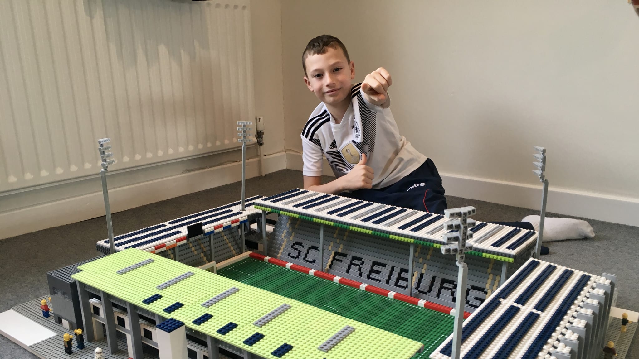 幼儿园乐高搭建足球,皇家马德里足球场乐高