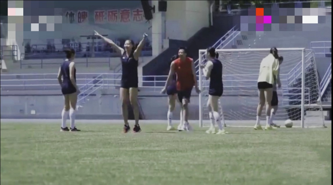 从踢足球，到头球赛，倒钩传球，头球攻门，女排姑娘玩嗨了