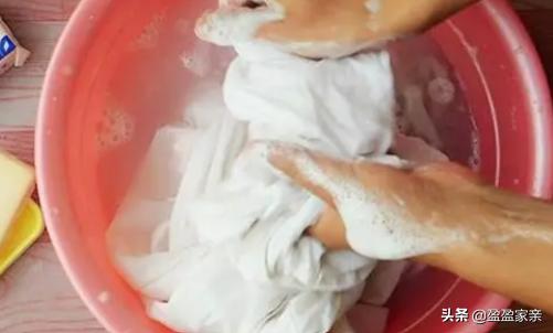 白衣服有黄色的斑迹怎么清洗,白衣服上的顽固污渍怎么清洗