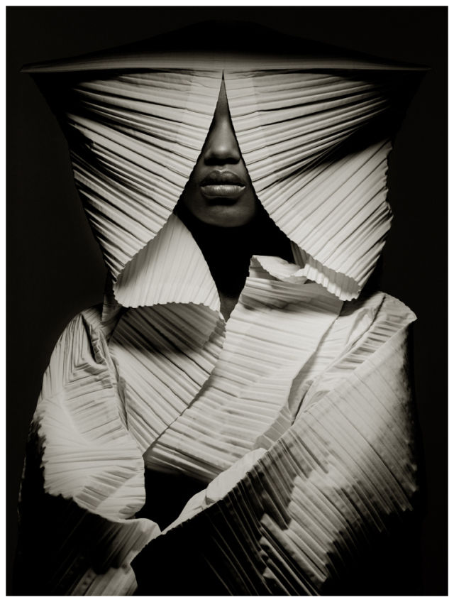 三宅一生的香水与包包，都没有易烊千玺身穿的三宅一生衬衣火！