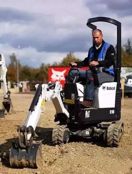 六型挖掘机,挖机市场最常见的几款挖掘机