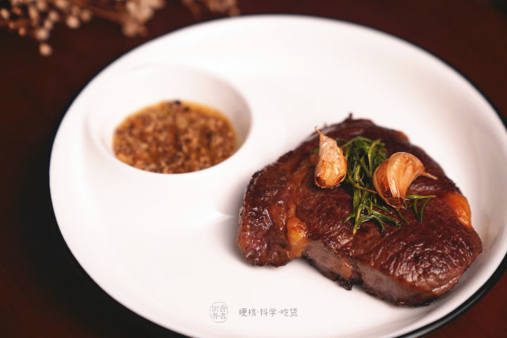 煎牛排大火会糊吗,煎牛排温度高黄油糊了