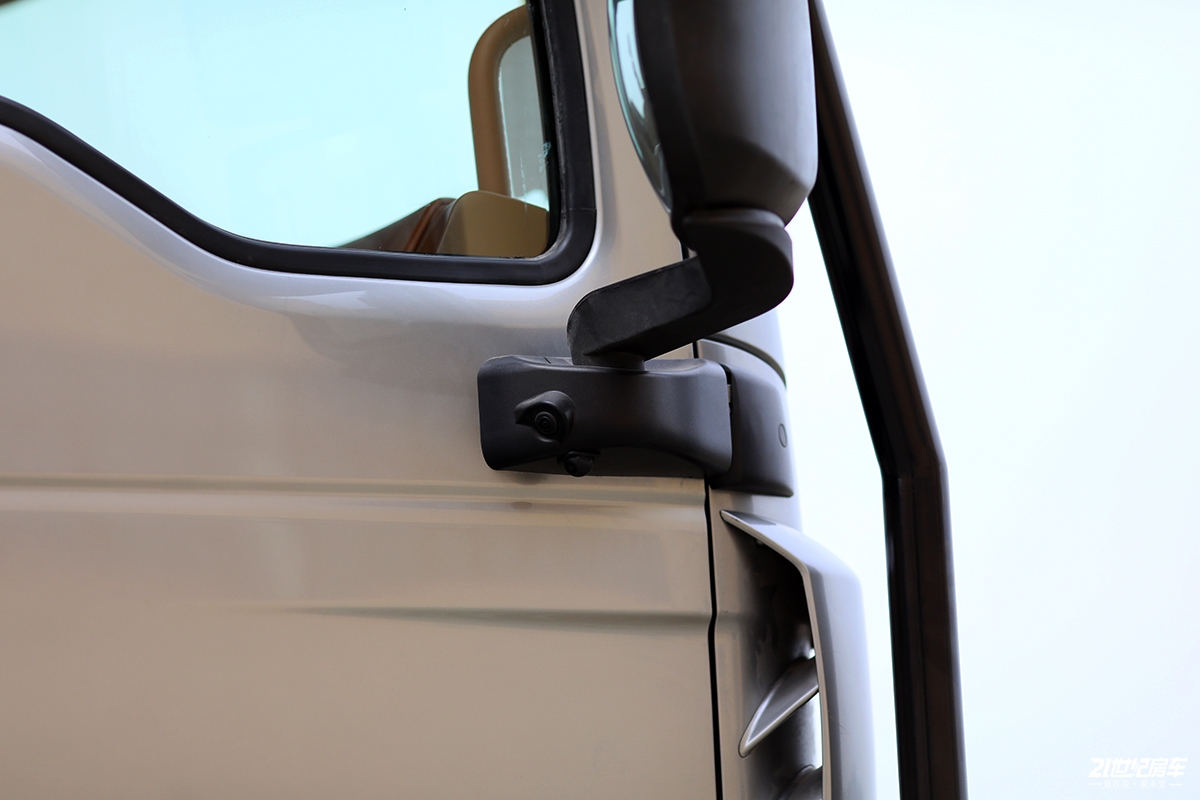 中国创新型的中国重汽越野房车,重汽轻卡四驱房车