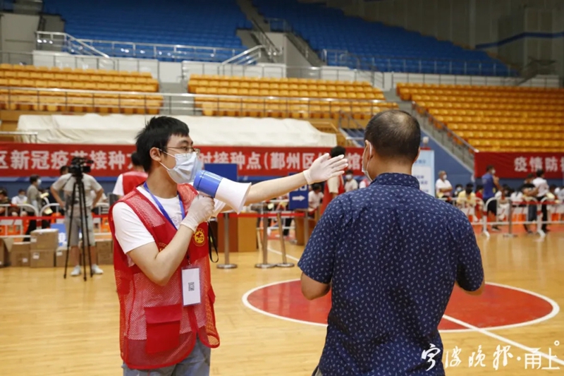 “志愿红”，宁波鄞州方舱接种点的最美风景