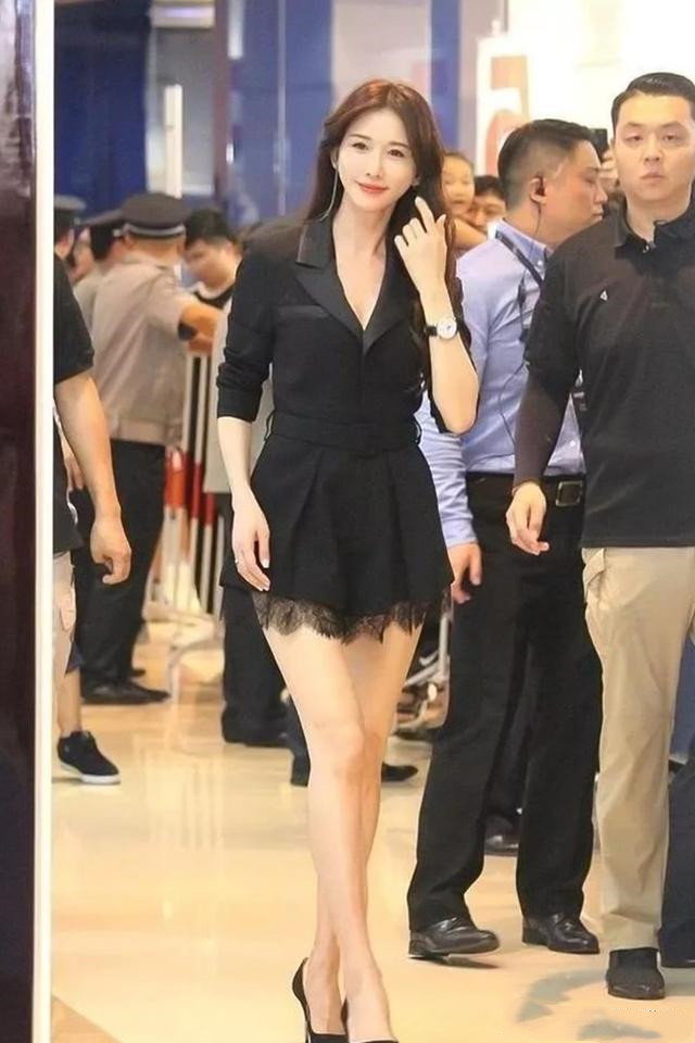 45岁为博热点太疯狂，西装连体裤玩光腿还不够，露蕾丝*裤底**太尬了