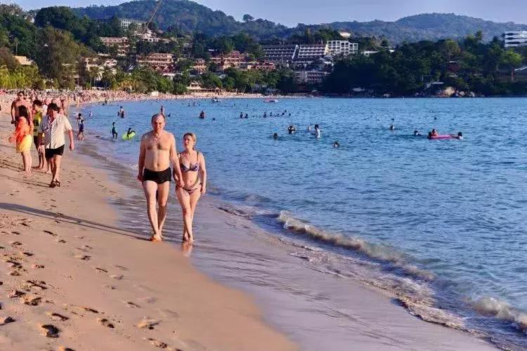 100多名缅甸青年在泰国普吉芭东海滩,持械斗殴