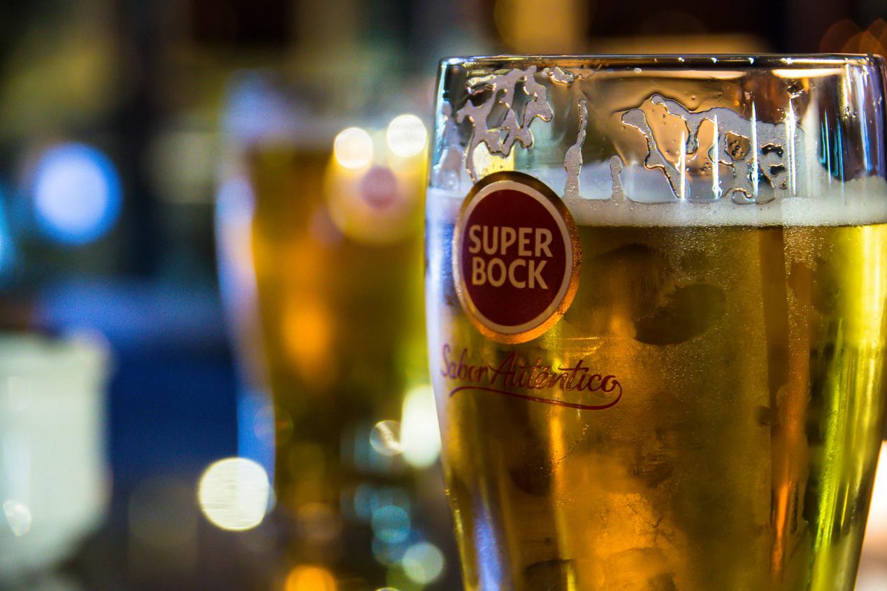 原来啤酒盖上始终有个小机关，掌握后女生也能轻松打开，看完才懂