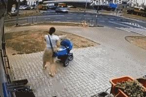 地铁上看到女朋友怎么办,地铁上怎么提醒女朋友