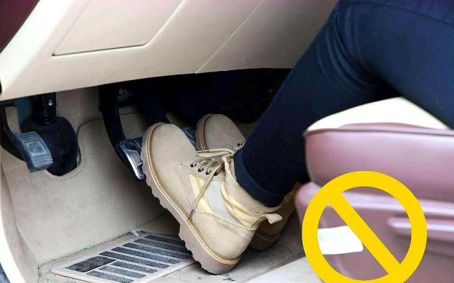 学车抬离合松刹车,学车踩离合转方向盘技巧