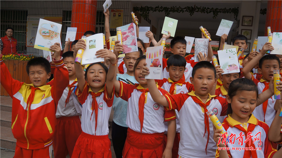 杜桥办中心广场社区为五里铺小学贫困、留守儿童开展慈善捐赠活动