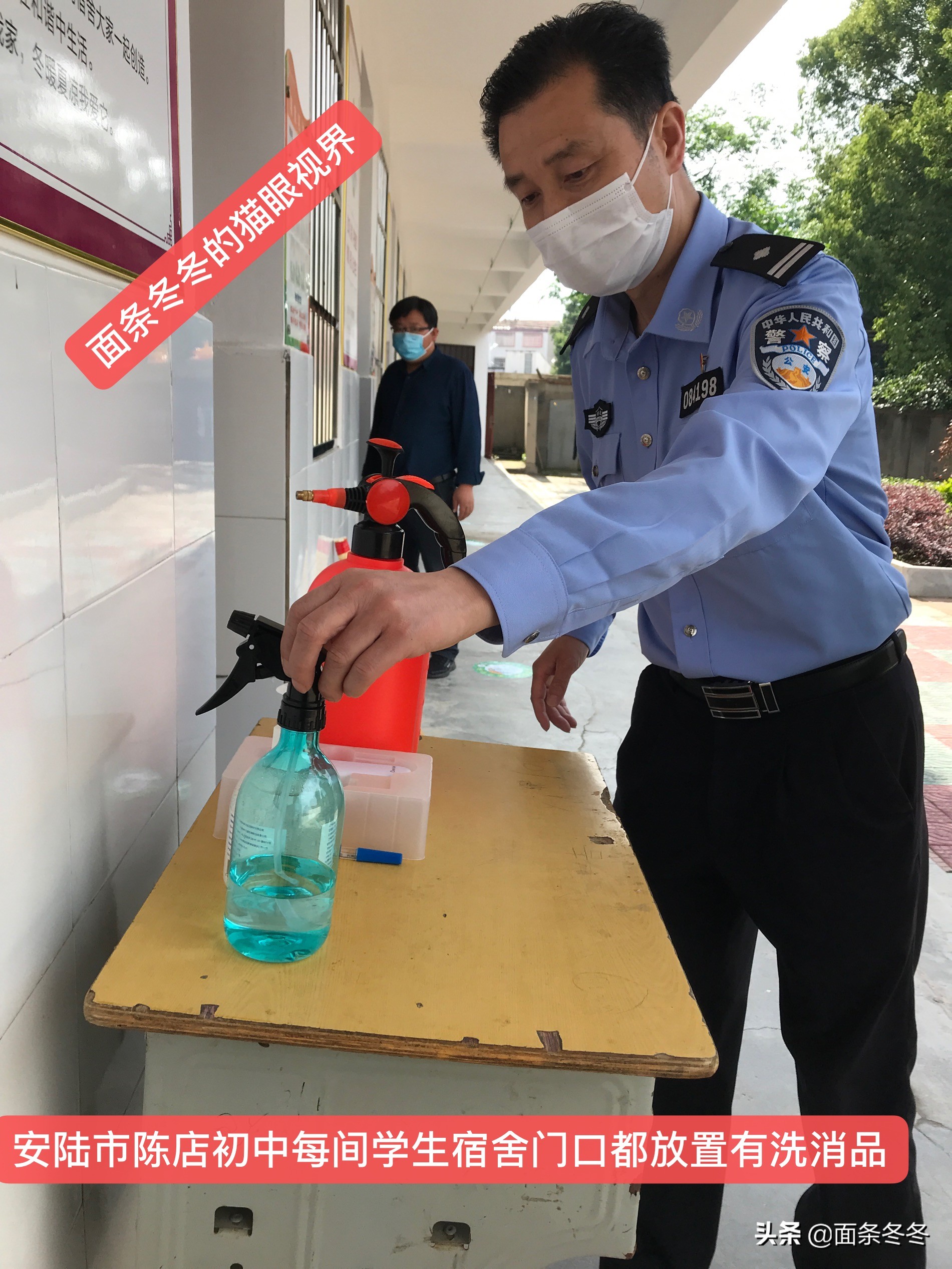 跟着“片儿警”入校巡查复学复课的湖北安陆市陈店初中