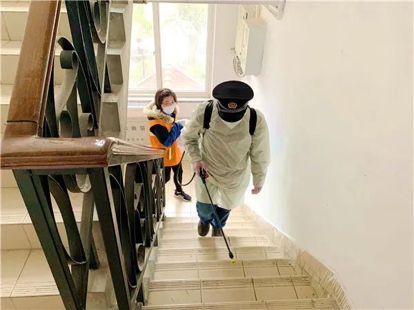 外籍居民刚刚落地，工作人员就对他…