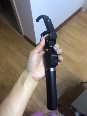 华为三脚架自拍杆af15怎么用,华为有线自拍杆的使用方法及操作