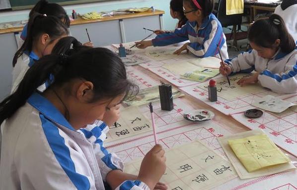 小学生罚写罗字的新闻,小学生罚抄100遍名字