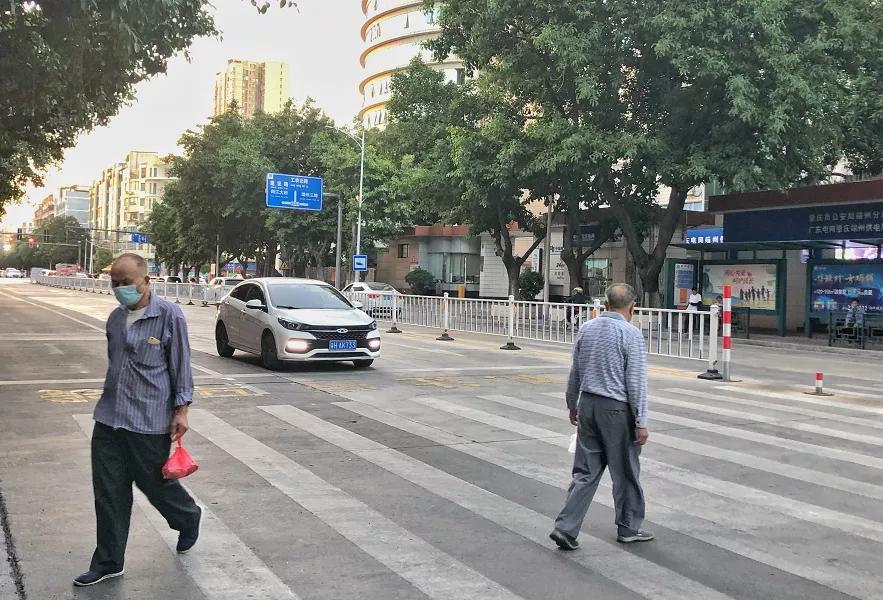 肇庆斑马线,肇庆斑马线前让行视频