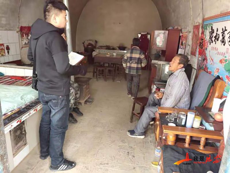 与群众同坐一条板凳唠家常,与人民同坐一根板凳