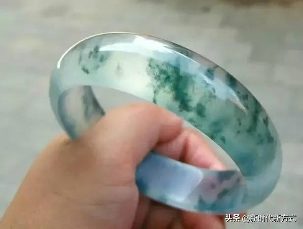 新手小白如何挑选玉石手镯,玉石手镯和黄金哪个更合适