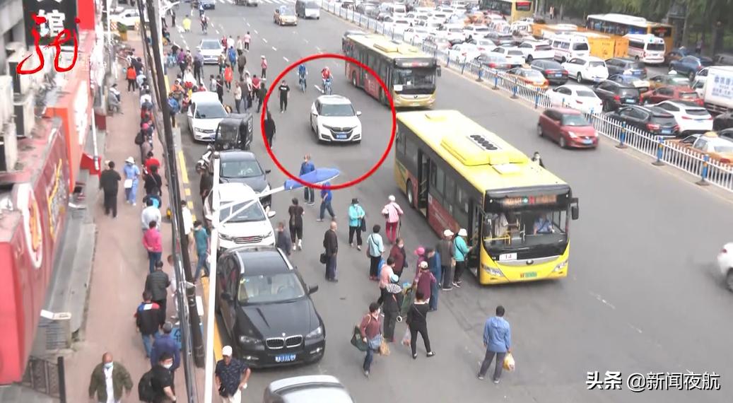 交警治理违停商贩,交警不贴罚单帮商贩摆摊