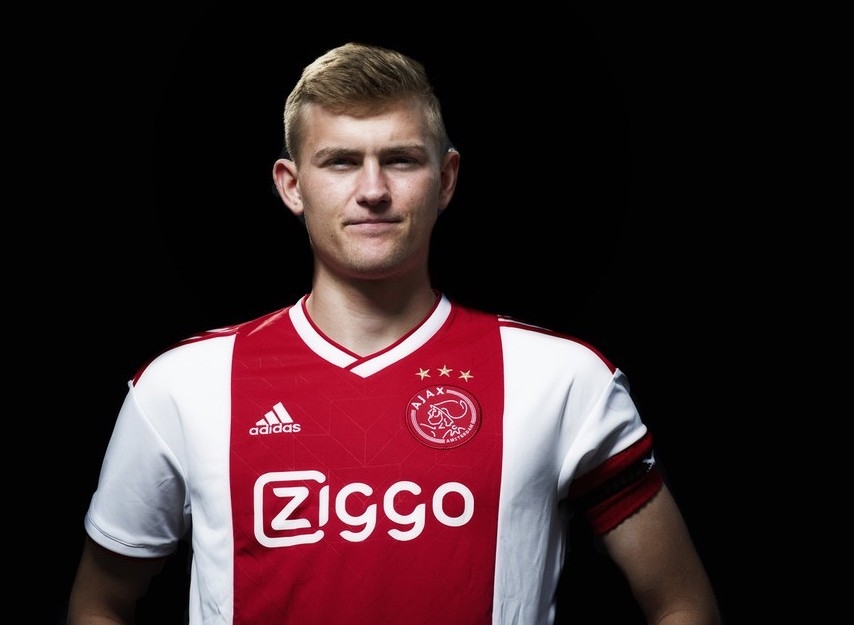 为核心寻接班人!巴萨争夺荷兰两大妖星,19岁妖人曾硬抗姆巴佩